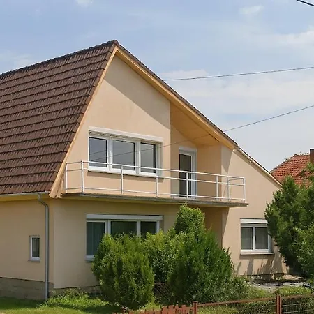 Ferienhaus Sunset - Spacious Family Retreat Balatonszabadi Fürdőtelep
